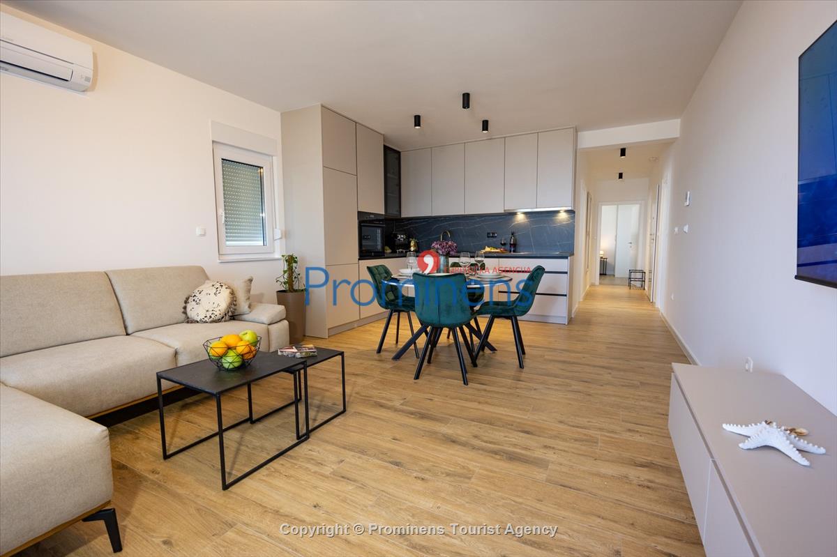 Moderne Ferienwohnung Kotisina mit zwei Schlafzimmern, Balkon und Aufzug in Makarska
