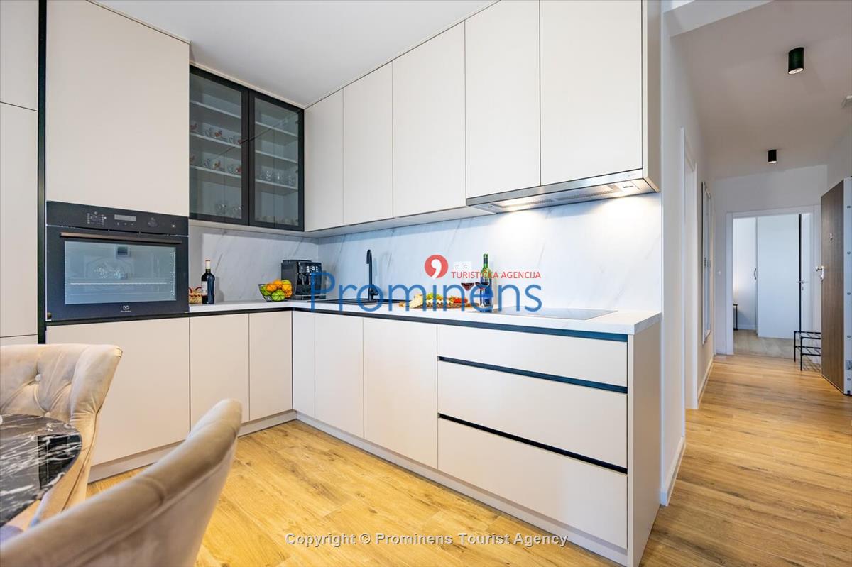 Moderne Ferienwohnung Kotisina mit zwei Schlafzimmern, Balkon und Aufzug in Makarska