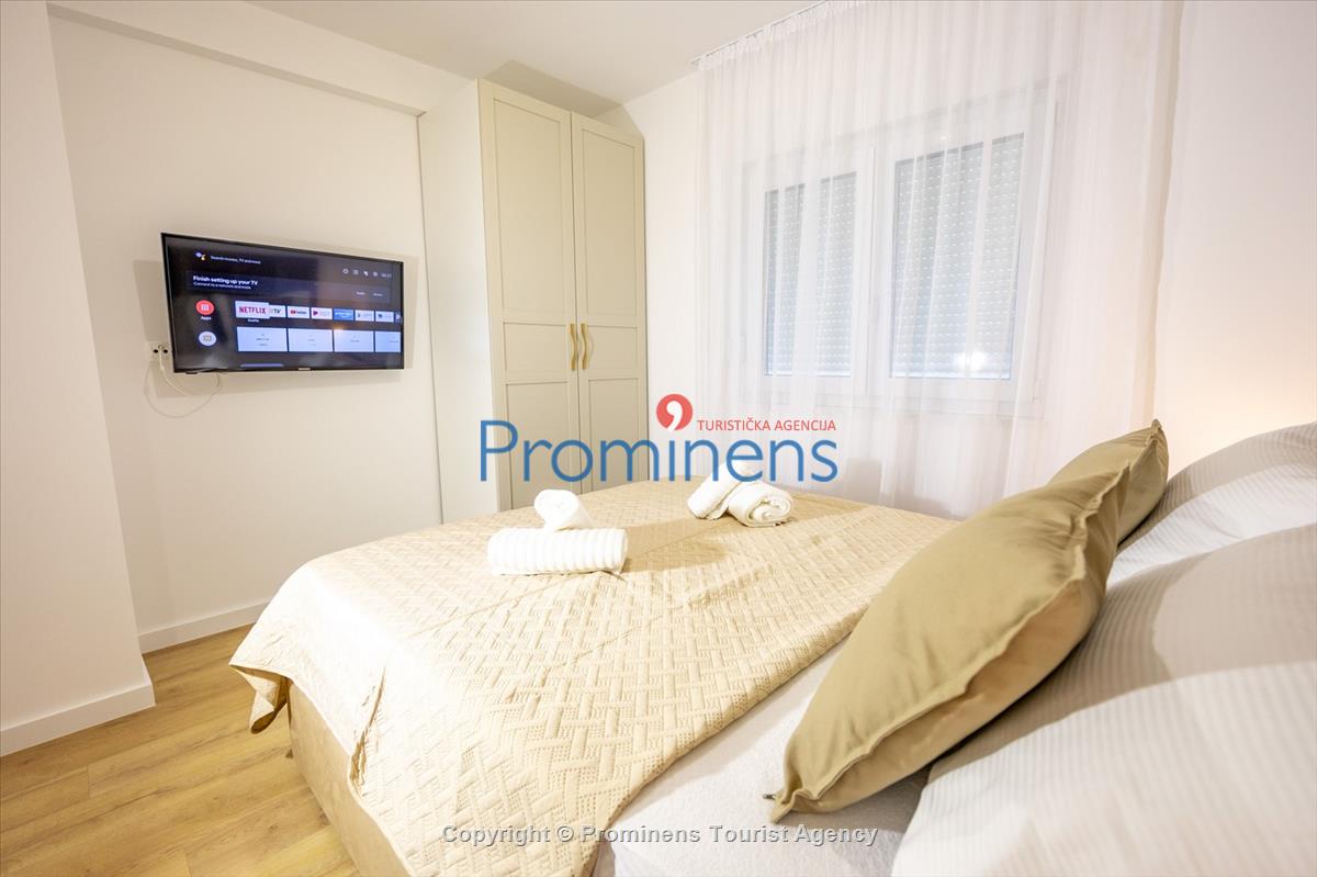 Moderne Ferienwohnung Kotisina mit zwei Schlafzimmern, Balkon und Aufzug in Makarska