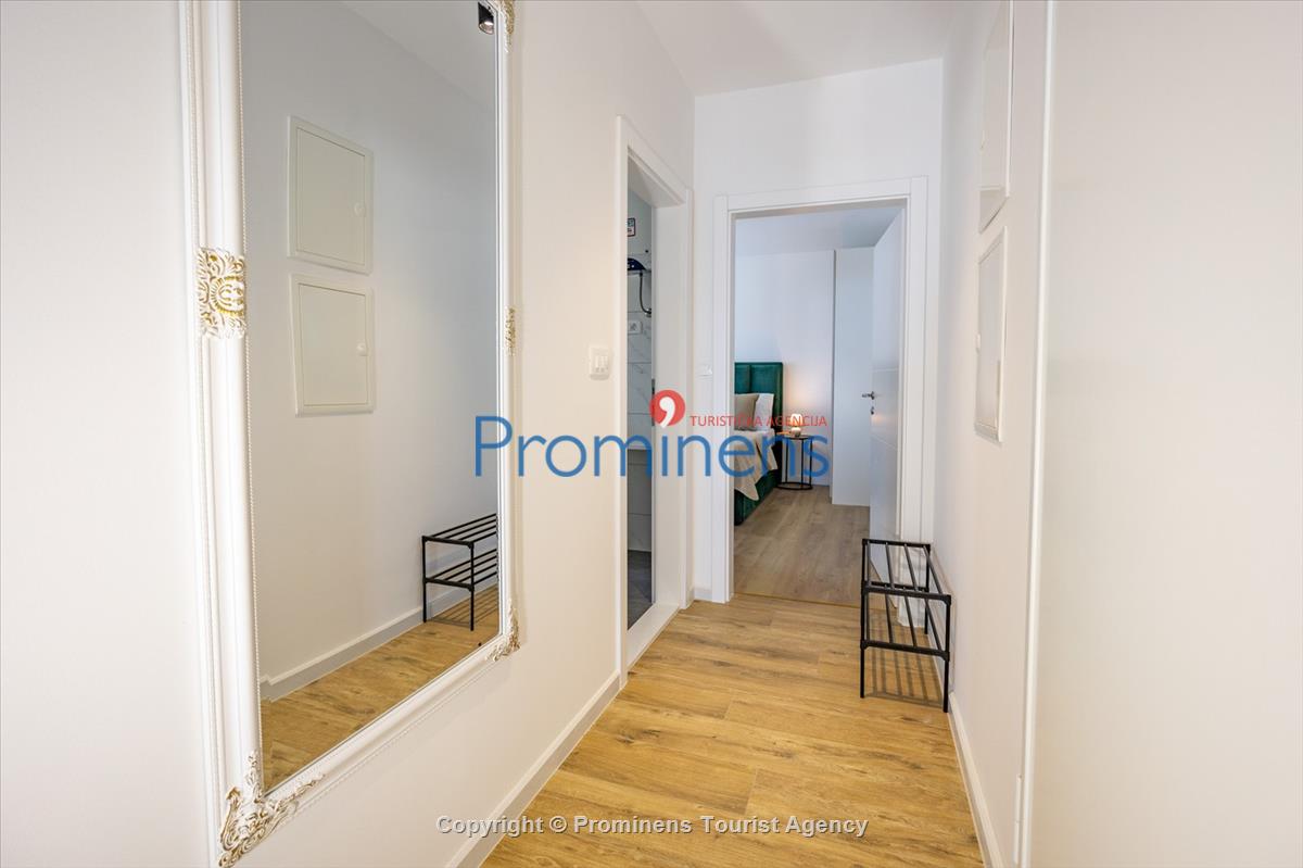 Moderne Ferienwohnung Kotisina mit zwei Schlafzimmern, Balkon und Aufzug in Makarska