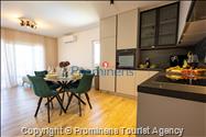 Moderne Ferienwohnung Kotisina mit zwei Schlafzimmern, Balkon und Aufzug in Makarska