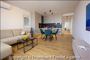 Moderne Ferienwohnung Kotisina mit zwei Schlafzimmern, Balkon und Aufzug in Makarska
