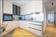 Moderne Ferienwohnung Kotisina mit zwei Schlafzimmern, Balkon und Aufzug in Makarska